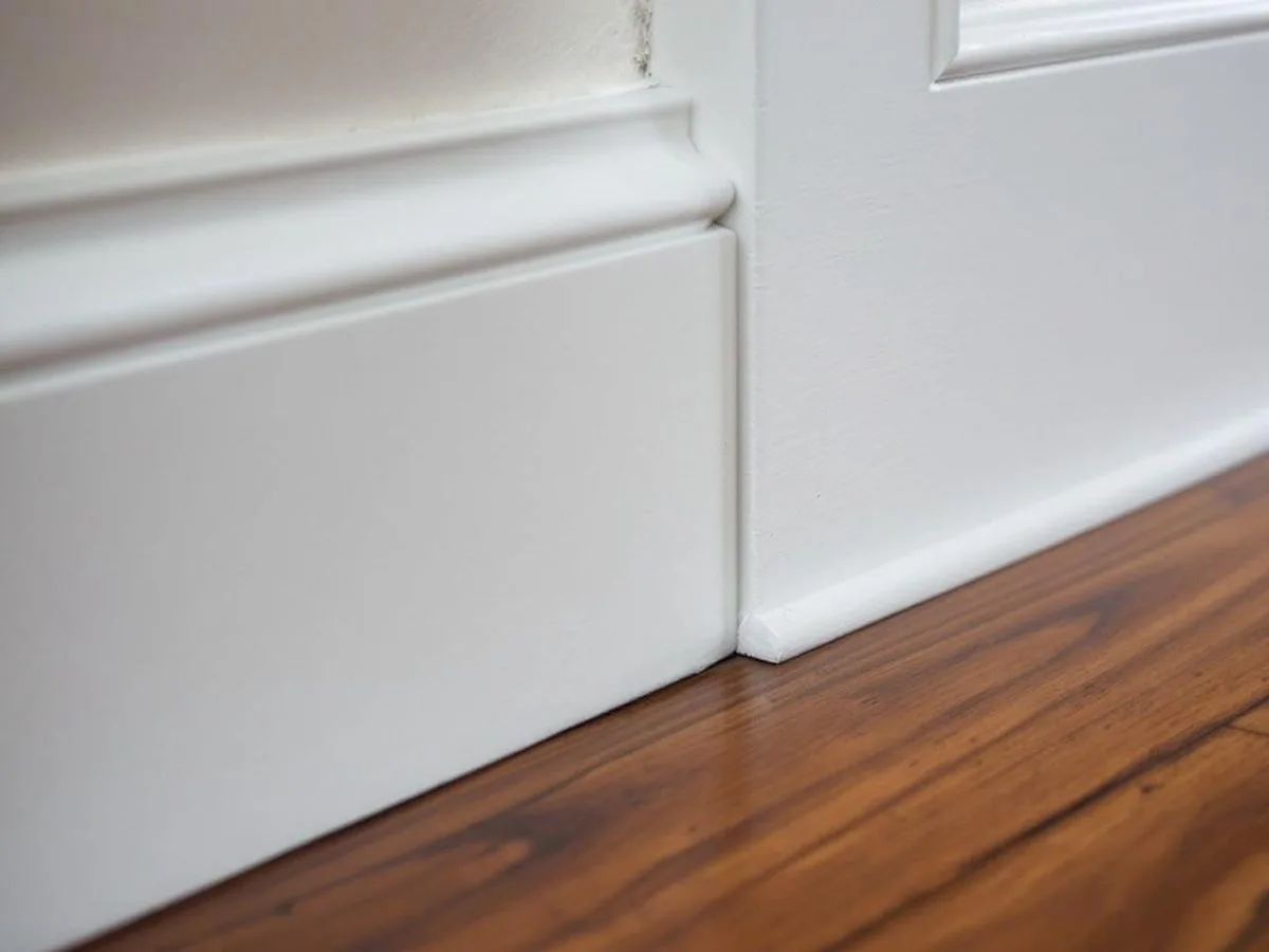 A crisp painted skirting board and architrave detail