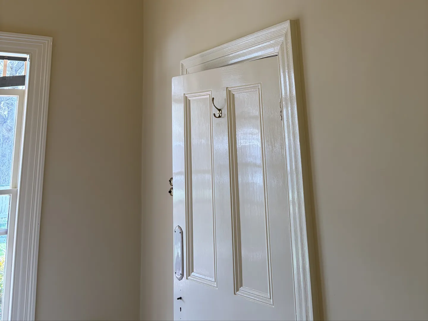 Four-panel door and architrave in gloss enamel, painted by our Altona painters