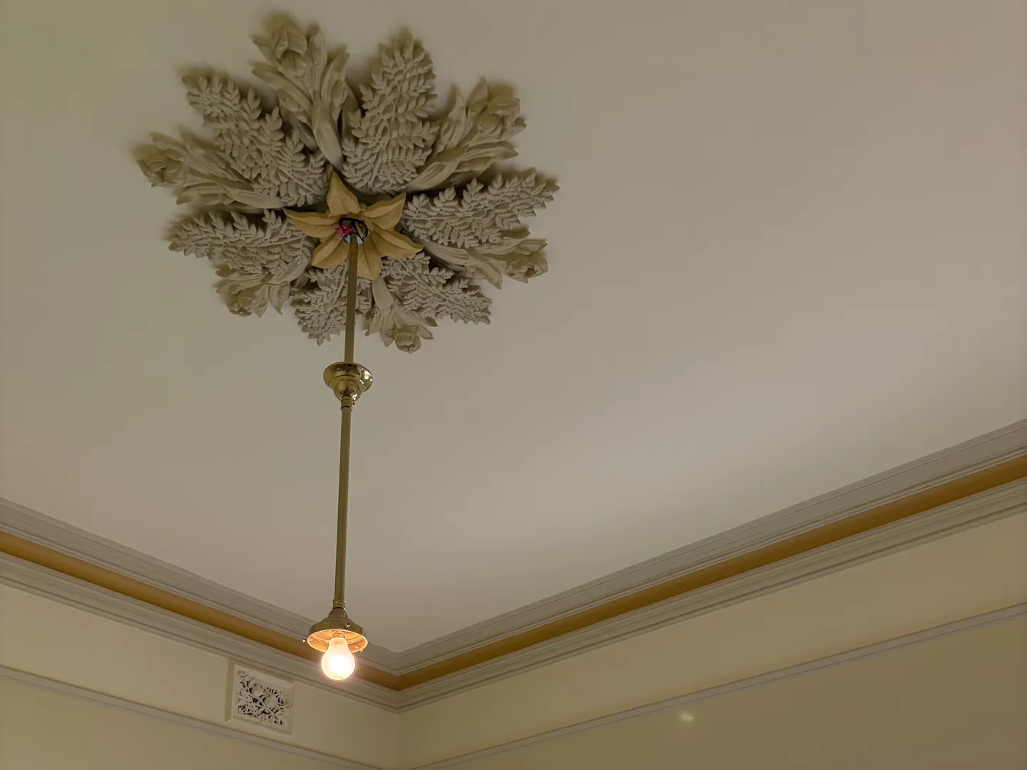 Ceiling rose, pendant light and two-tone cornice in a period room painted by Yarraville painters Modernize Solutions